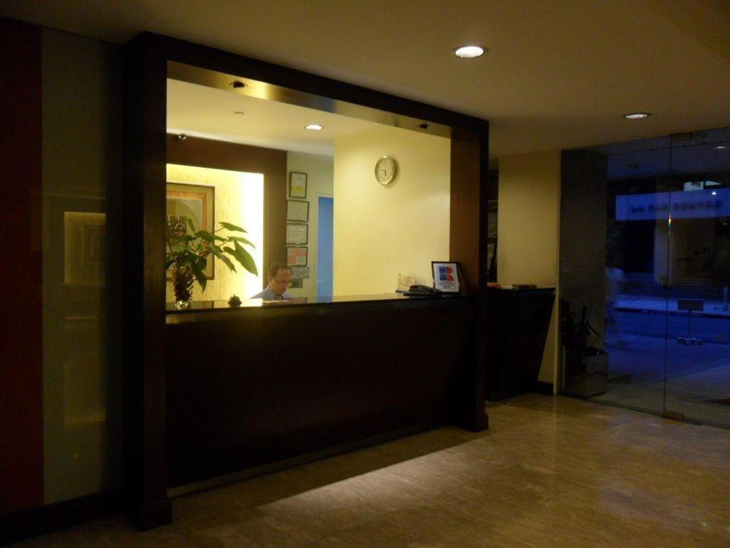 Amorsolo Mansion Hotel Manila Exterior foto